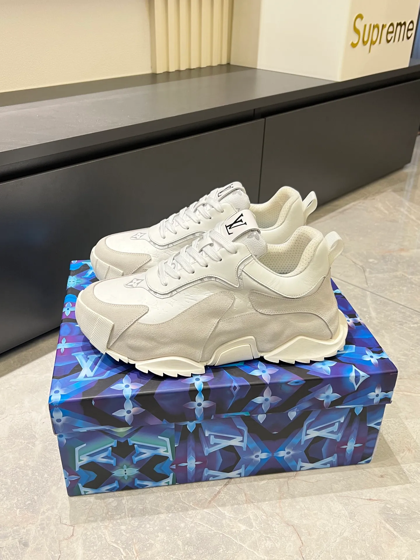p600 "LOUI* VUITTO*" popular men's casual shoes, genuine development in Italy 💯Purchasing level quality ✔️The upper is made of first-layer cowhide, comfortable and soft sheepskin feet ⚡️ Fashionable and versatile, the toe last shape is firm and full, the soles are made from original LV molds and can be freely entered and exited the counter. Light and comfortable on the feet~Purely handmade, details determine quality! Size:39-44!